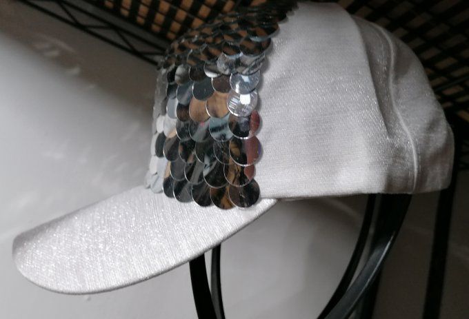 Casquette avec sequins