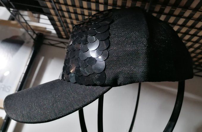 Casquette avec sequins